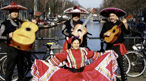 Mexicaanse show met danseressen en muzikant